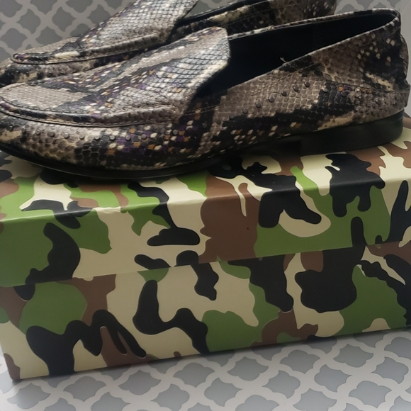 Vince Camuto Snake Skin Loafers 8. - Picture 2 of 4